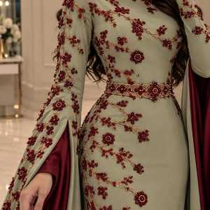 Robe de soirée ornée pour femme, robe de mariée de créateur, bordeaux, broderie florale perlée, longueur ras du sol, manches cape longues, col en V, coupe ample - Product Image 3