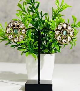 Boucles d'oreilles clous rondes Polki vert menthe de luxe plaquées or, bijoux de mode traditionnels indiens pour mariages et fêtes, pour femmes - Product Image 1