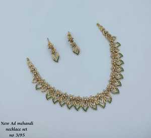 Parure de mariée élégante de haute qualité plaquée or, comprenant un collier ras-du-cou, des boucles d'oreilles et un Maang Tikka, motif floral, en zircon plaqué rhodium pour mariage - Product Image 1