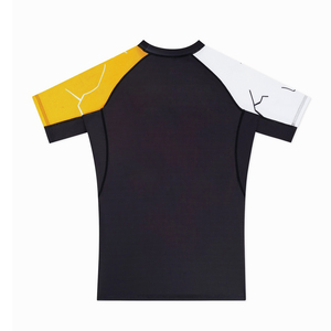 Saqbandco Rashguard noir à manches courtes avec manches blanches/jaunes, logo frontal, séchage rapide, UPF50+, anti-bactérien, pour adultes - Product Image 2