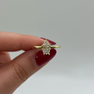 Bague de fiançailles en or jaune 10K massif avec deux pierres en zircon cubique, serties à griffes, en forme de trapèze flottant blanc, style Toi et Moi - Product Image 3