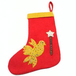 Calcetín Navideño Rojo Hecho a Mano con Lana Ecológica, Aplique de Paloma de la Paz y Diseño de Estrella - Decoración Festiva para las Fiestas - Product Image 3