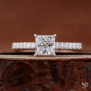 Anillo de Compromiso con Diamante de Laboratorio Princess de Corte Afilado, 1ct, Banda Pavé Catedral, Certificado IGI, Oro Blanco de 10K, Anillo Nupcial - Product Image 1