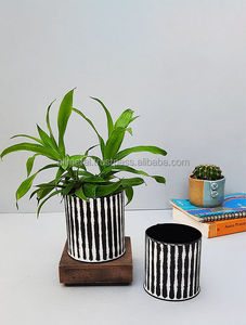 Maceta de escritorio acanalada de metal blanco y negro para el hogar y totalmente personalizable. - Product Image 4