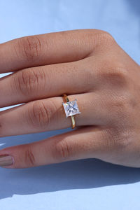 แหวนเพชรสำหรับปลูกในห้องปฏิบัติการและเจ้าหญิงสีทองดาวฝุ่น14K หรูหราและเรียบง่ายสำหรับการหมั้นงานแต่งงานอเนกประสงค์สไตล์คลาสสิก - Product Image 3