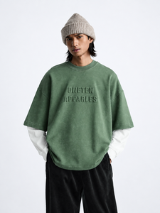 เสื้อยืดคอกลมพิมพ์ลายโลโก้ด้านหน้าสีเขียวสำหรับผู้ชายจาก ONETEN Apparels เนื้อผ้าถักนุ่มระบายอากาศได้ดี ผลิตจากผ้าฝ้าย 100% เหมาะสำหรับใส่ในช่วงฤดูใบไม้ร่วง - Product Image 1