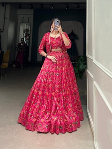Abbraccia la tradizione con un tocco di eleganza in questo Lehenga da sposa in seta Tasar con stampa floreale. - Product Image 5