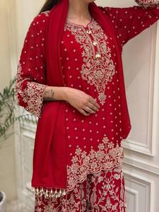 Robe Anarkali traditionnelle indienne et pakistanaise pour femmes, rouge, brodée, longue, ample, extensible, avec un motif floral - Product Image 4