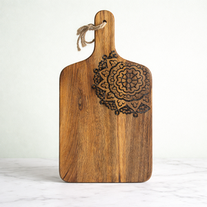เขียงไม้วอลนัทพรีเมียม แกะสลักลายแมนดาลาด้วยเลเซอร์ ผิวเรียบ ทนทาน ปลอดภัยสำหรับอาหาร ใช้เสิร์ฟในครัว - Product Image 1