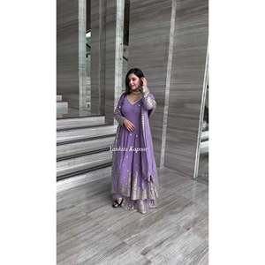 Vestido de Diseñador con Corte en A para Fiestas, Completamente Cosido, con Falda y Dupatta, Cintura Imperio - Product Image 1