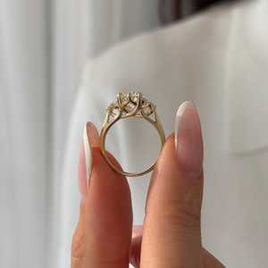 Anillo de Tres Piedras con Diamante de Laboratorio Redondo Brillante de 2 Quilates, Corte E VVS2, en Oro de 14k, Certificado IGI - Product Image 3