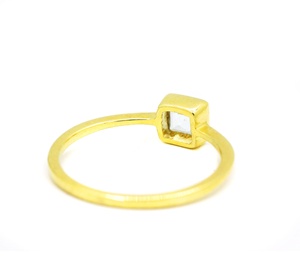 Bague minimaliste en argent sterling 925 plaqué or jaune avec aquamarine naturelle sertie clos, collection Memoria Jewels, vente en gros - Product Image 4