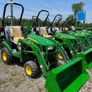 รถแทรกเตอร์ขนาดเล็ก John Deere 1025R 24 แรงม้า ขับเคลื่อน 4 ล้อ เครื่องยนต์ดีเซลไฮโดรสแตติก พร้อมมอเตอร์เกียร์บ็อกซ์ปั๊ม ระบบตรวจสอบระยะไกล และระบบขับเคลื่อนอัตโนมัติ - Product Image 1