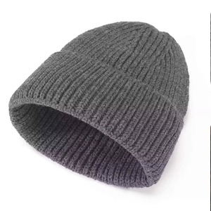 Gorro de punto acrílico unisex de invierno con logo bordado de color sólido, gorro cálido bordado personalizado, gorro tipo calavera con dobladillo, venta al por mayor - Product Image 3
