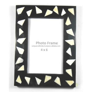 Cadre photo en bois fait main avec incrustation de mosaïque en résine noire, décoration abstraite moderne - Product Image 1