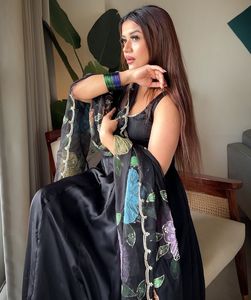 ชุดเดรส Anarkali ผ้าเครปธรรมชาติสำหรับงานปาร์ตี้ พร้อมกางเกงขายาว ลายพิมพ์แปรง และงานปักเลื่อม พร้อมผ้าคลุมไหล่ ชุดพร้อมสวมใส่ - Product Image 2