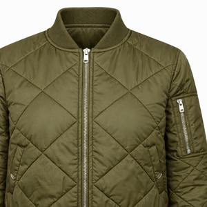 เสื้อแจ็คเก็ตบอมเบอร์แฟชั่นสำหรับผู้หญิง แบบซิป แต่งขอบยางยืด บุฉนวนกันหนาว สำหรับผู้หญิง สั่งซื้อจำนวนมากจากโรงงานโดยตรง คุณภาพส่งออก - Product Image 5