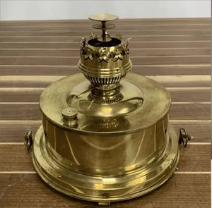 Base de lanterne à huile en laiton poli robuste avec brûleur à couronne complexe, disponible à prix de gros. - Product Image 1