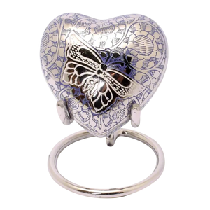Elegante Urna Conmemorativa en Forma de Corazón Plateada y Dorada con Motivo Floral Grabado a Mano y Base Plateada - Product Image 6