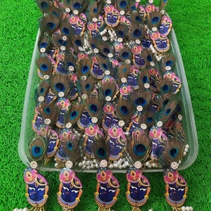 Elegante Juego de Adornos Étnicos Hechos a Mano con Plumas de Pavo Real y Temática de Krishna para Regalos Festivos, Recuerdos de Boda y Decoración para Pooja - Product Image 1