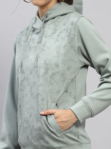 Hoodie floral tendance Blooming Style en vert, inspiré de la nature, ambiance fraîche, style effortless, parfait pour les tenues décontractées, par Ako - Product Image 5