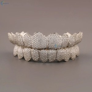 Grillz Hip Hop personnalisés faits à la main avec diamants de laboratoire couleur D en or blanc 14K, entièrement sertis - Product Image 4
