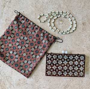 Bolso de mano artesanal LumiPearl, elegante bolso de noche de madera con incrustaciones de nácar y acabado pulido para bodas, vestidos de novia y ocasiones especiales - Product Image 2