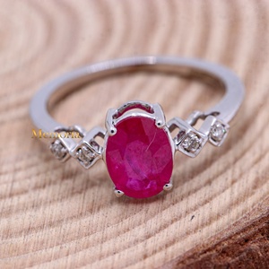 แหวนหมั้นเพชรเม็ดเดี่ยวประดับทับทิมทรงรีธรรมชาติ ทองคำขาว 14K แท้ ขายส่ง Memoria Jewels - Product Image 1
