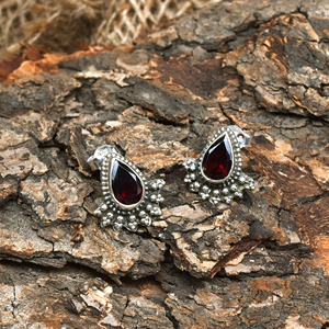 Boucles d'oreilles en argent sterling 925 avec grenat rouge naturel en forme de poire, bijoux en argent faits à la main avec pierres précieuses, fournisseur en gros - Product Image 1
