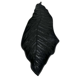 Assiette en métal noir en forme de feuille, vaisselle fantaisie avec texture veineuse pour la décoration de fête - Product Image 1