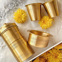 Traditionnellement utilisé pour servir du café filtre aromatique du sud de l'Inde au goût authentique dans un ensemble de gobelets en laiton et de soucoupes dabara.