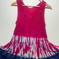 Tunique bohème sans manches pour femme, rouge foncé, tie-dye, avec col rond |   Robe décontractée tendance à coupe ample et évasée pour l'été
