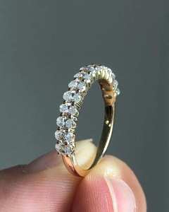 Anillo de compromiso y boda de plata chapada en oro de 18 quilates con diamante cultivado en laboratorio de corte ovalado, banda de eternidad con engaste compartido VVS - Product Image 4