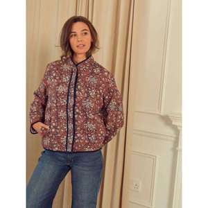 Chaqueta Bohemia Suzani para Mujer, Color Rojo Óxido, Estampado Floral, Estilo Étnico, Chaqueta Acolchada Ligera, Venta al por Mayor - Product Image 4