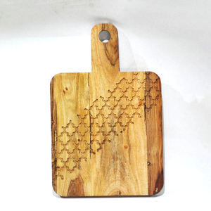 Planche à découper en bois rectangulaire avec poignée sculptée en chevron, grain naturel, ustensile de cuisine, décoration de table, mariage - Product Image 4