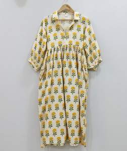 Robe midi formelle pour femme, coupe trapèze simple et naturelle, en coton 100% respirant et écologique, à col en V, imprimé floral fait main par la technique de la sérigraphie, idéale pour le bureau. - Product Image 6