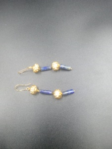 Boucles d'oreilles créoles minimalistes plaquées or avec perles, couleur bleu fantaisie taille brillant, pour femme, à porter au quotidien, cadeau de fête, bijou charmant - Product Image 3