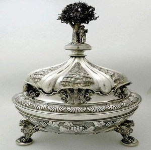 Centre de table royal en argent avec motifs de lianes et une finition en forme d'arbre. Disponible à prix de gros. - Product Image 1