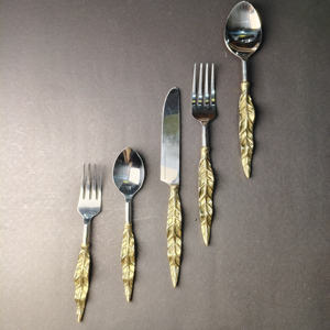 Juego de Cubiertos de 5 Piezas con Mango de Pluma Dorada Real, Cuchillo, Tenedor y Cuchara de Acero Inoxidable de Primera Calidad para Cenas Elegantes en Días Festivos - Product Image 3