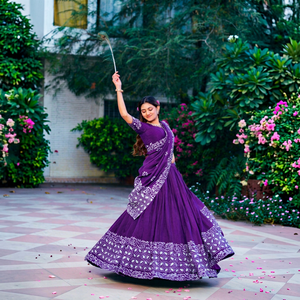 Lehenga Choli Dupatta en Chanderi violet avec broderie blanche, tenue de mariage indienne traditionnelle élégante pour femmes, longueur standard - Product Image 1