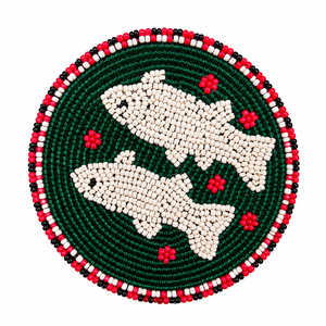 Broche en forme de poisson perlée, fond vert, bordure florale rouge, imitation perle, patch brodé fait main, vêtements pour femmes, mode de fête - Product Image 1