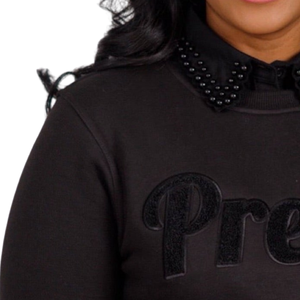Sudadera AKA Black Pretty Chenille para Mujer, Sudadera Premium con Cuello Redondo y Letras Griegas Bordadas - Product Image 3