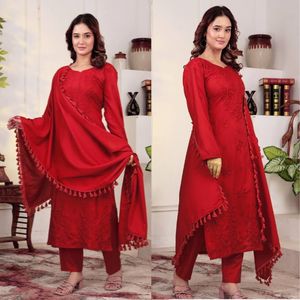 Ensemble prêt-à-porter pour femme, kurta, pantalon et dupatta en rayonne et coton brodé, entièrement cousu, tenue ethnique pour les occasions spéciales - Product Image 3