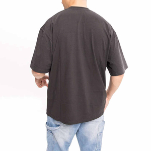 Camiseta para hombre con estampado en relieve, hecha con tela suave y ligera, con detalles de estampado en relieve y diseño cómodo de corte regular. - Product Image 3
