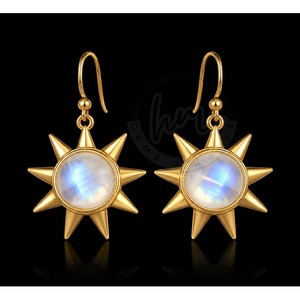 Pendientes Colgantes de Estrella Radiante con Piedra Lunar Arcoíris Bañados en Oro, Hechos a Mano en Latón, Joyería Celestial Boho de Moda para Mujer - Product Image 1