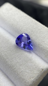 Pierre précieuse naturelle certifiée Tanzanite taille poire avec excellente couleur et lustre, Zoisite naturelle 1,96 carat, clarté loupe, pierre brute - Product Image 2