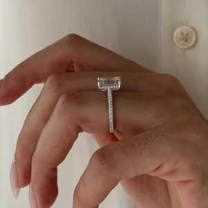 Anillo de Compromiso con Diamante Cultivado en Laboratorio de Corte Esmeralda de 3 Quilates, Halo Oculto con Pavé 3D, Oro Blanco Único con Incrustaciones de Diamantes, Certificado IGI - Product Image 2