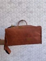 Bolso tote de cuero con grabado artesanal de diseño único, estilo gitano bohemio vintage, hecho a mano, de piel de vaca, para llevar cruzado o al hombro.