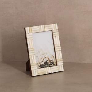 Cadre photo en bois avec incrustation d'os fait main de luxe, élégant et écologique pour la décoration de la maison - Product Image 1