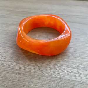 Bracelet manchette en résine acrylique MN Exports, rond naturel, style classique unisexe, cadeau tendance pour femme avec micro-insert et motif islamique - Product Image 5